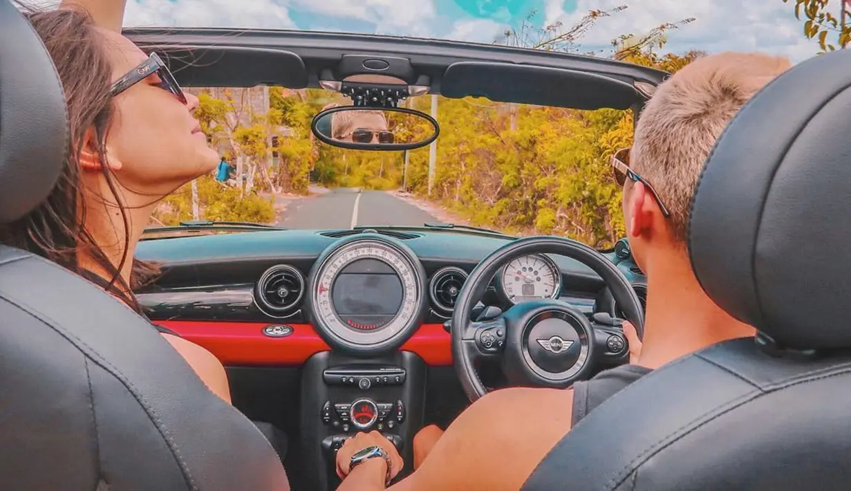 Al Ghazali dan Alysaa menikmati suasana Bali dengan mengendarai mobil. Tak hanya pantai indah yang dikunjungi, dua sejoli ini juga berkunjung ke tempat ikonik lainnya.  (Liputan6.com/IG/alyssadaguise)