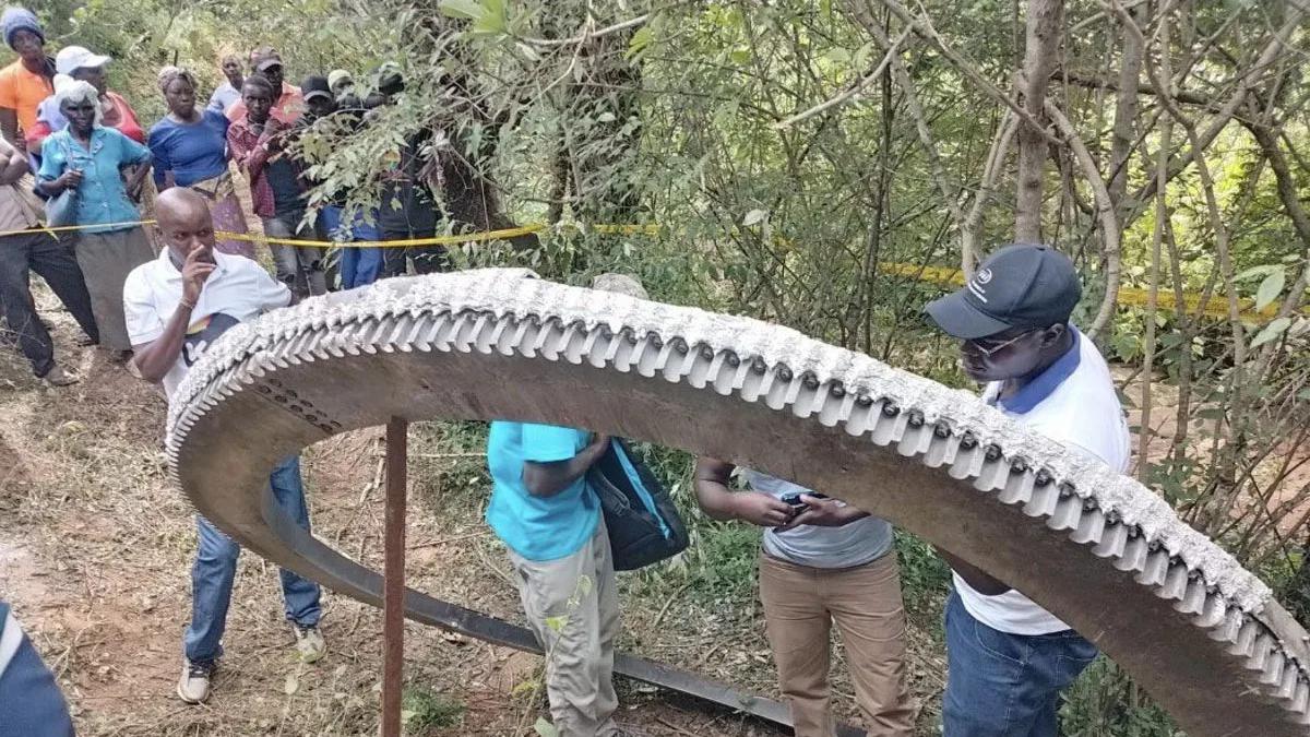 Misteri Cincin Logam Raksasa Seberat 500 Kg Jatuh di Kenya, Puing Roket  dari Luar Angkasa?