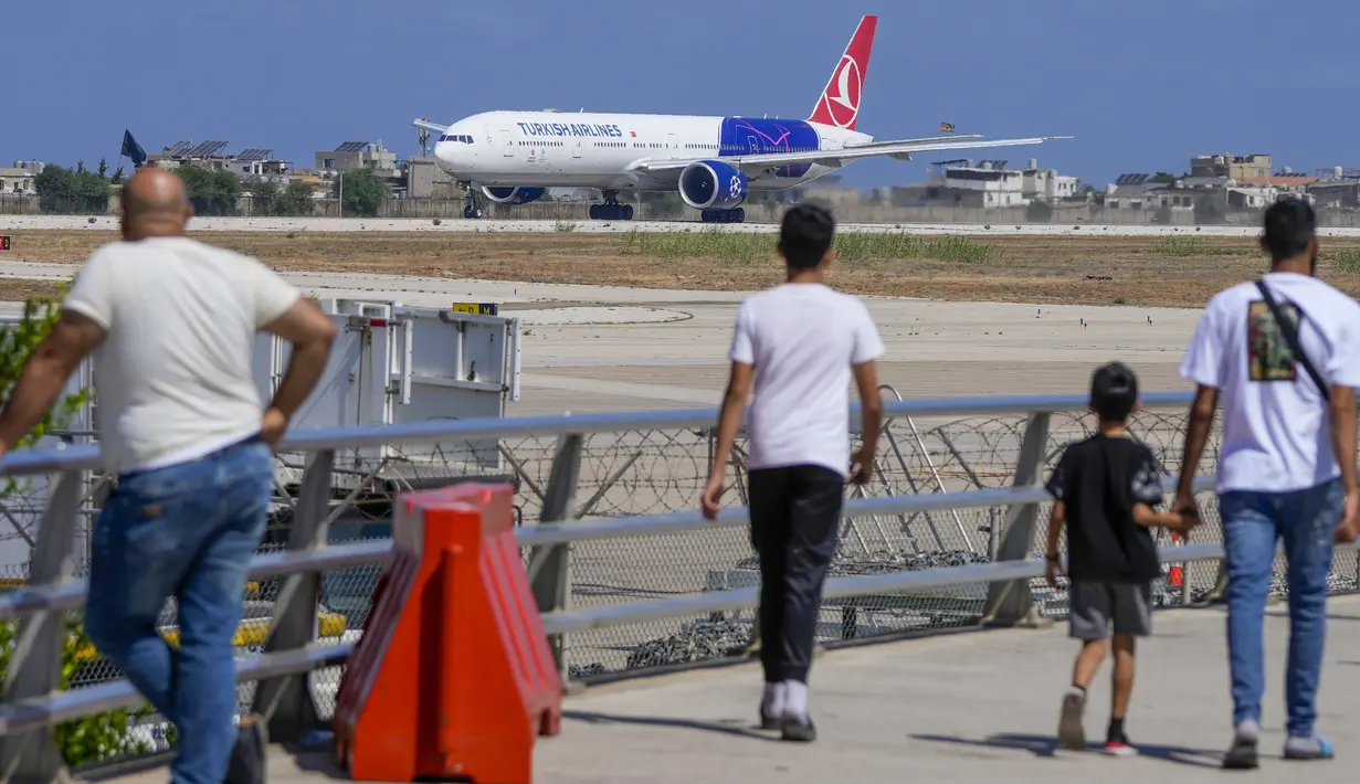 Sejumlah maskapai penerbangan internasional menghentikan sementara rute penerbangan dari dan menuju Lebanon pascaserangan roket yang menghantam Israel akhir pekan lalu. (AP Photo/Hassan Ammar)
