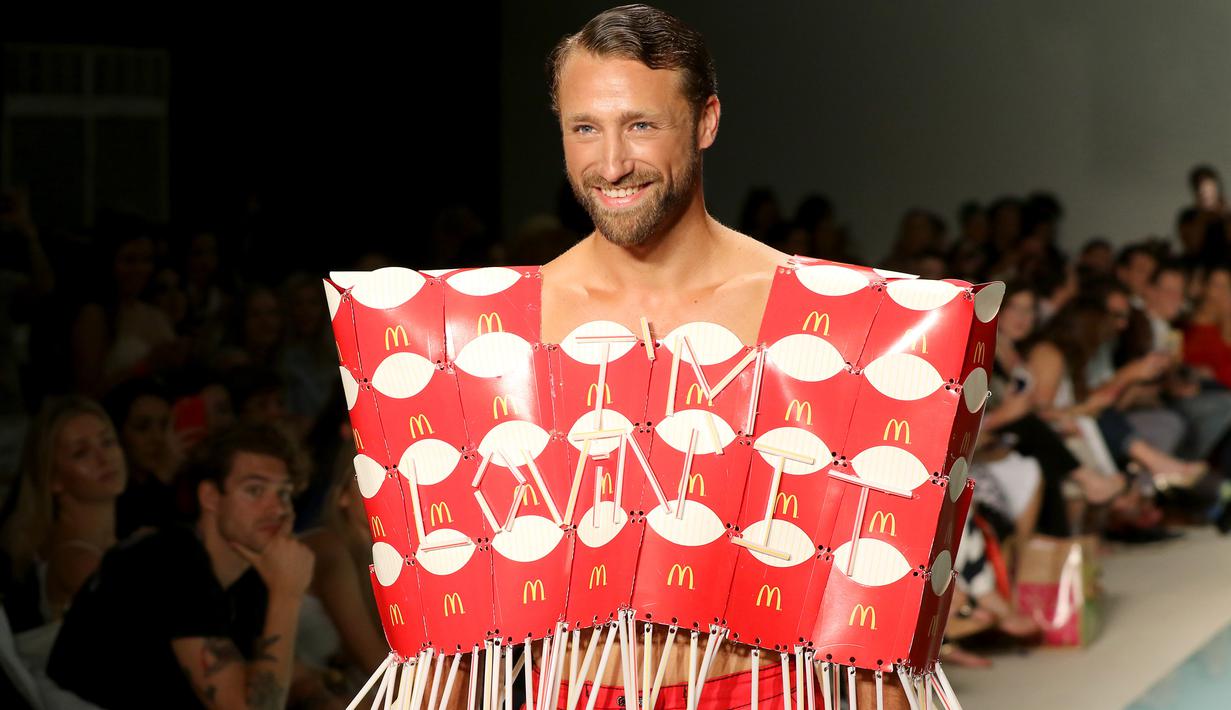 Model memperagakan busana koleksi yang diberi nama McDCouture Collection dalam Miami Swim Week di Florida, 20 Juni 2017. Koleksi baju renang tersebut dikreasikan dengan ribuan kemasan makanan cepat saji McDonald's. (ALEXANDER TAMARGO/GETTY IMAGES/AFP)
