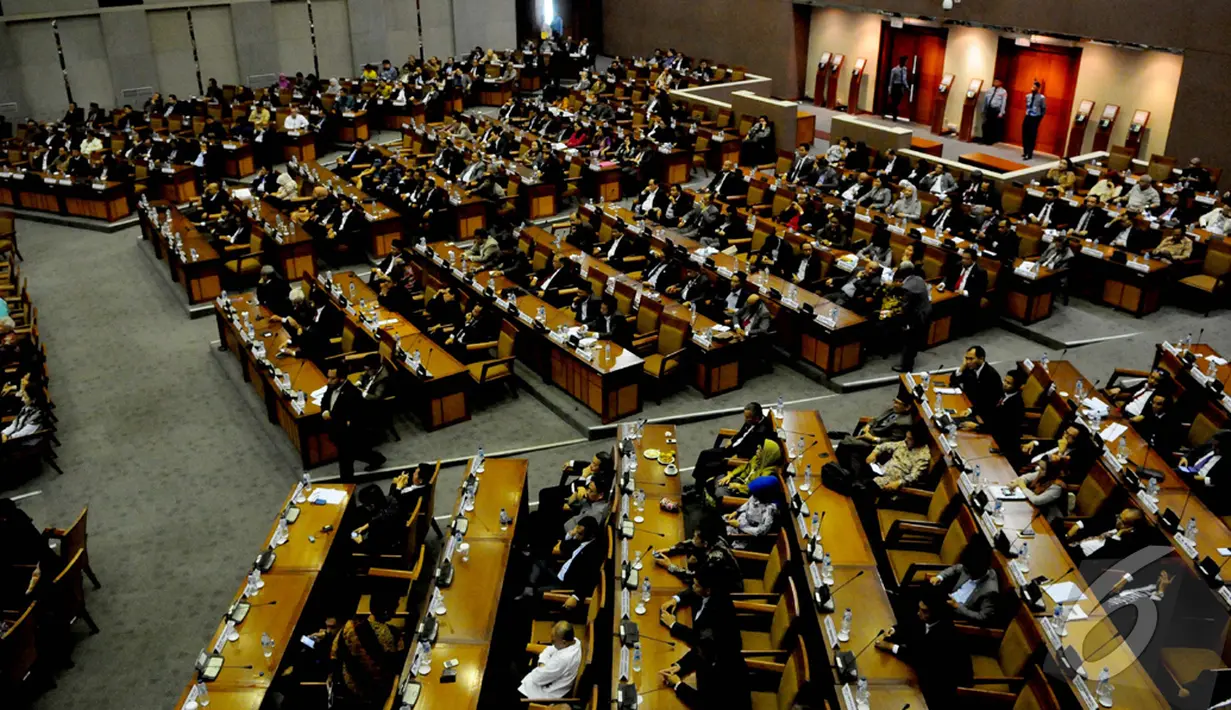 Berdasarkan prisensi manual pukul 10.15 WIB, dari 555 anggota sebanyak 108 anggota dewan absen dalam rapat tersebut. Sedangkan sebanyak 447 anggota DPR telah hadir dalam ruang rapat paripurna, Jakarta, Kamis (16/10/2014) (Liputan6.com/Andrian M Tunay)