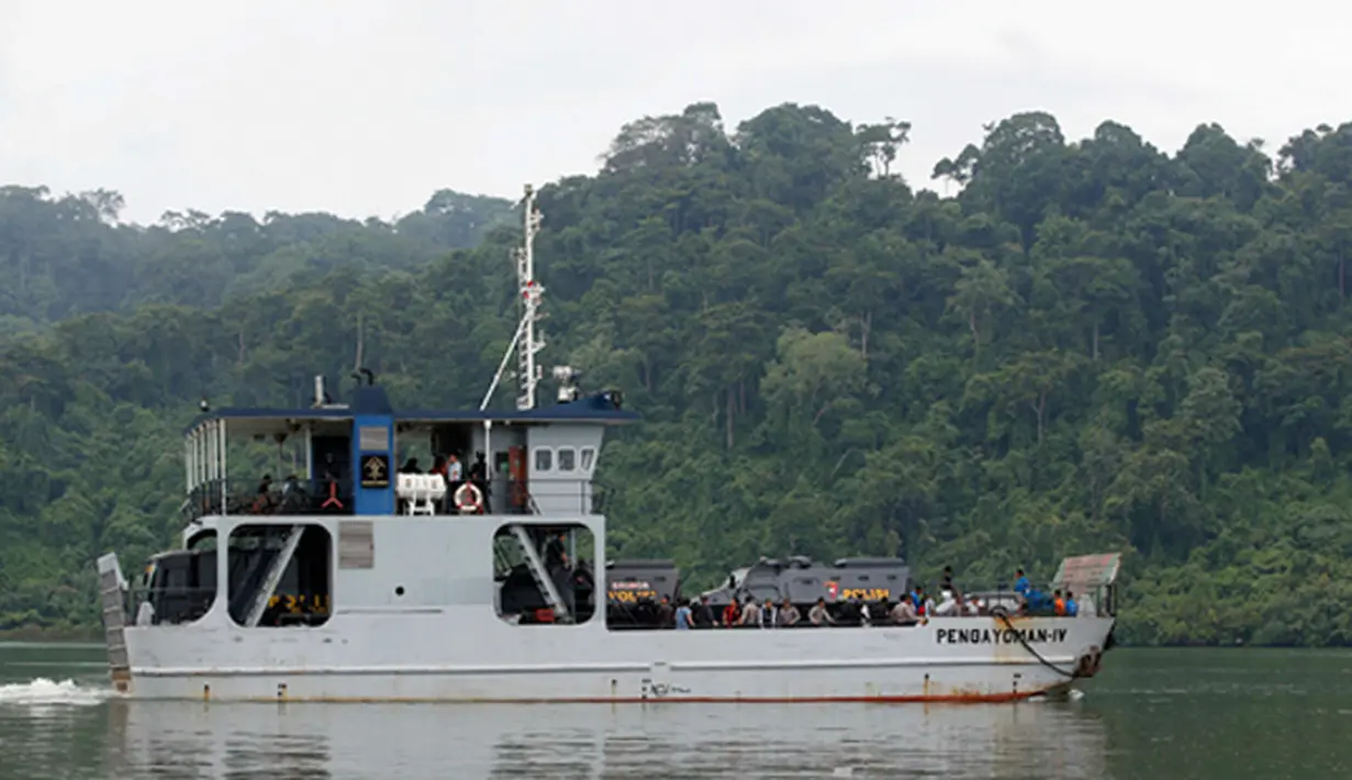 Sebuah Kapal yang membawa dua tahanan terpidana mati asal Australia di Nusakambangan, Cilacap, Jawa Tengah, (4/3/2015). Dua terpidana mati penyelundup narkoba asal Australia sedang dipindahkan untuk menjalani eksekusi.  (Reuters/Darren Whiteside)