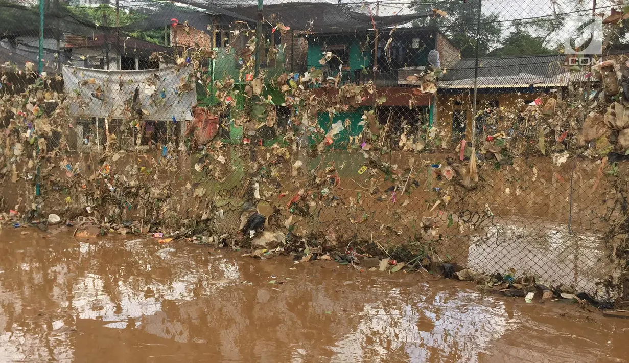 Sampah dan lumpur terlihat di lapangan futsal di kawasan Rawajati, Jakarta, Selasa (6/2). Banjir yang merendam kawasan tersebut menyebabkan lumpur dan sampah mengendap di setiap sudut sehingga mengganggu aktivitas warga. (Liputan6.com/Immanuel Antonius)
