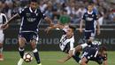 Aksi pemain Juventus, Paulo Dybala (tengah) saat berebut bola dengan pemain Lazio pada final Copaa Italia 2016-2017  di Roma Olympic stadium, (17/5/2017). Juventus menang 2-0. (AP/Gregorio Borgia)