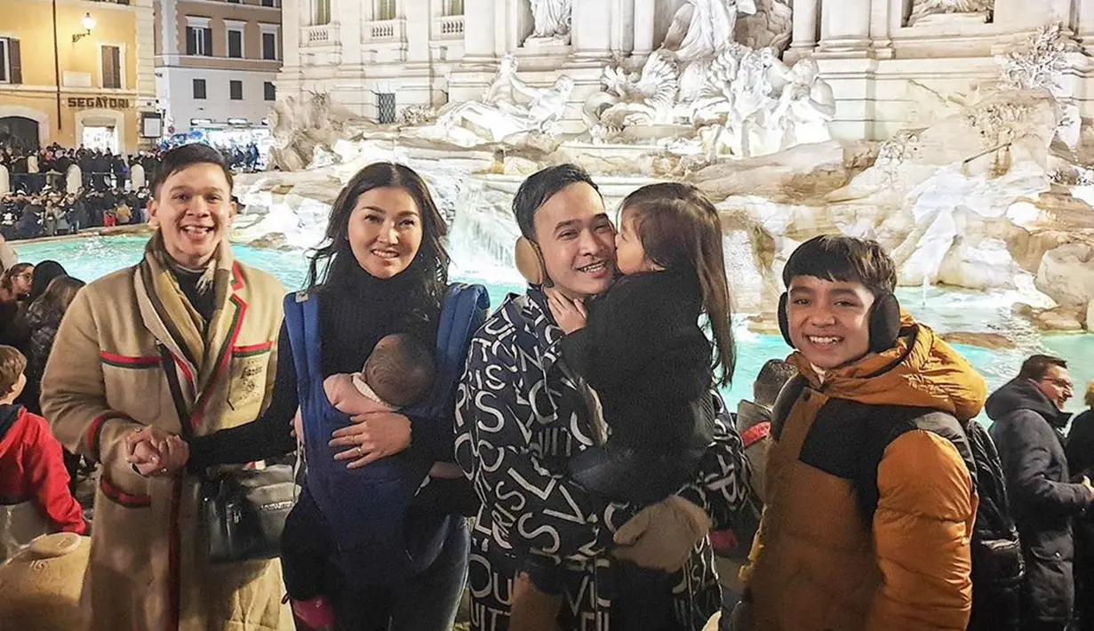 Ruben Onsu dan Sarwendah pun beberapa kali mengunggah foto saat tengah mengunjungi tempat-tempat bersejarah di Italia. Kabahagiaan juga terlihat dari raut wajah setiap anggota keluarga. (Liputan6.com/IG/@ruben_onsu)