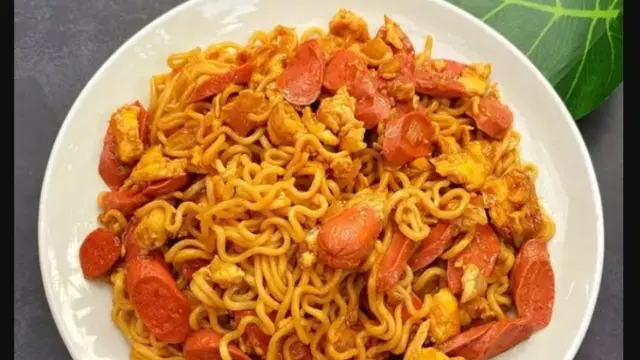 Mi goreng sosis telur.