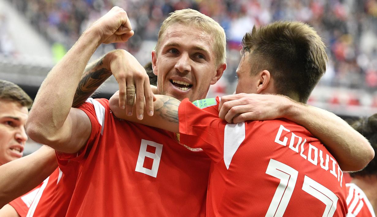 Gelandang Rusia, Yuri Gazinskiy, merayakan gol ke gawang Arab Saudi pada laga Grup A Piala Dunia di Stadion Luzhniki, Moskow, Kamis (15/6/2018). Dirinya merupakan pencetak gol perdana pada Piala Dunia 2018. (AFP/Alexander Nemenov)