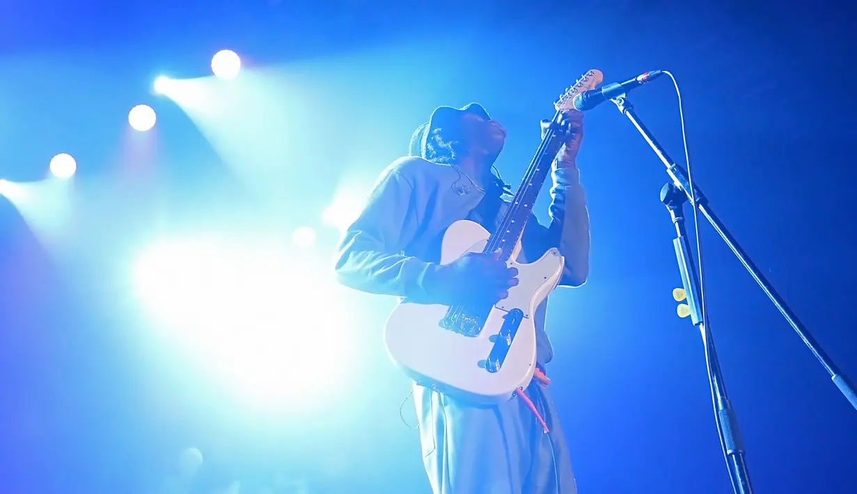 Para penonton memang sangat antusias dengan kehadiran Daniel Caesar di Java Jazz 2018 hari kedua. (Bambang E. Ros/Bintang.com)