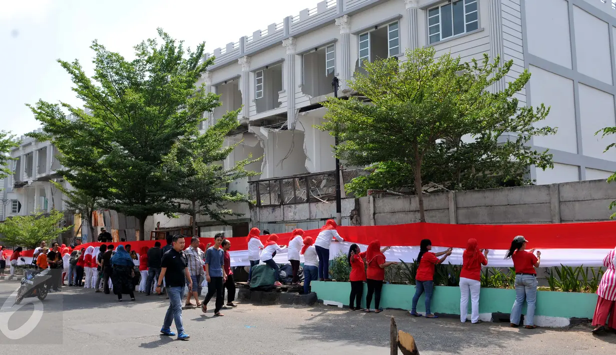 Suasana lomba menjahit bendera merah putih sepanjang 500 meter di Kelurahan Pekojan, Jakarta, Minggu (16/8/2015). Lomba ini digelar dalam rangka memeringati hari Kemerdekaan RI dan mengenang jasa istri Presiden pertama RI. (Liputan6.com/Panji Diksana)