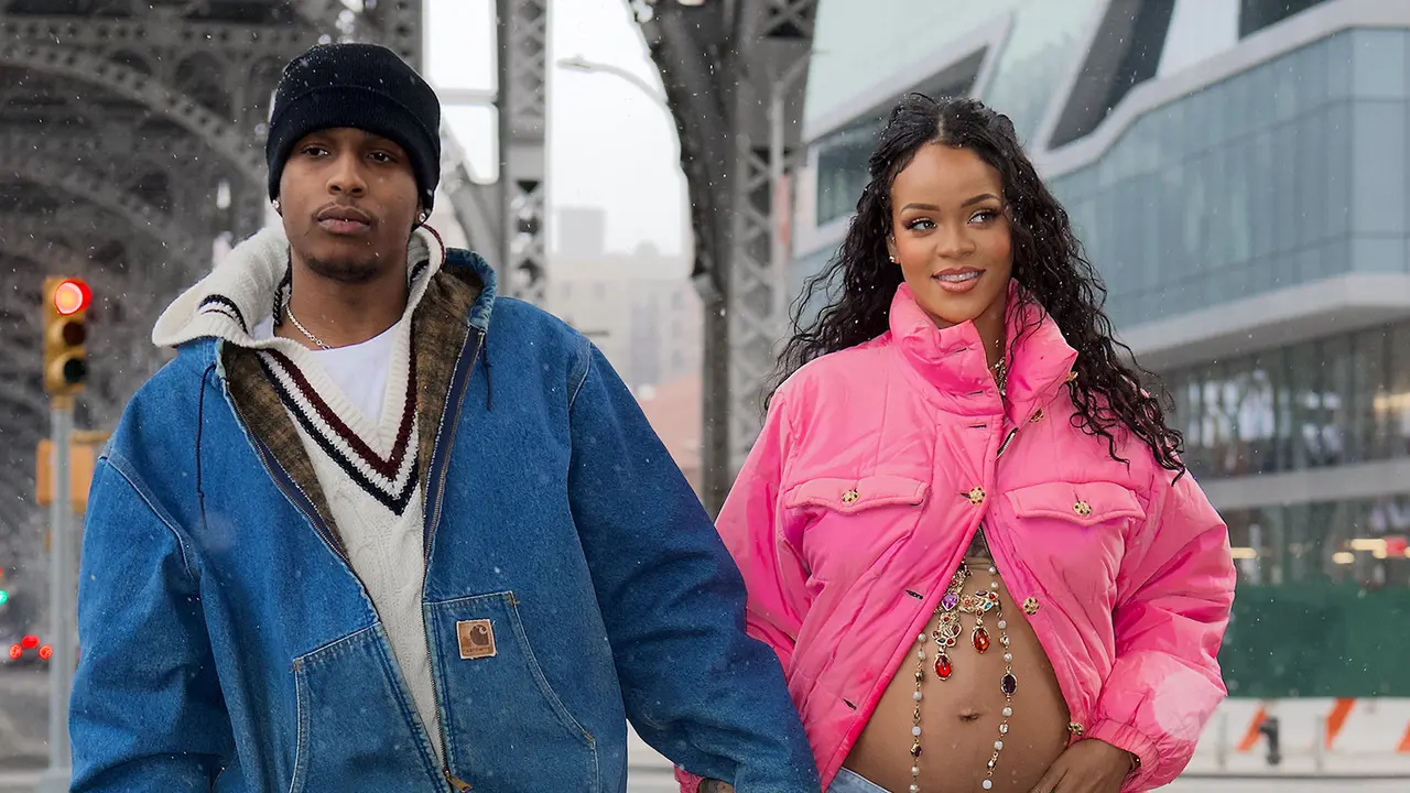 5 Potret Rihanna Pamer Baby Bump Kehamilan Pertama, Bikin Geger Netizen