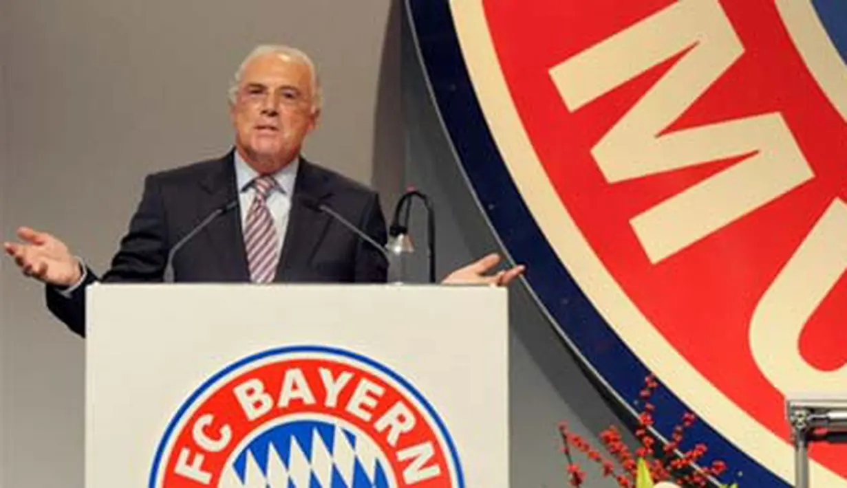 Presiden Bayern Muenchen, Franz Beckenbauer dalam pertemuan tahunan klub di Munich pada 7 November 2008. Pertemuan itu dihadiri lebih dari 1000 anggota klub. AFP PHOTO/KAVEH ROSTAMKAHNI
