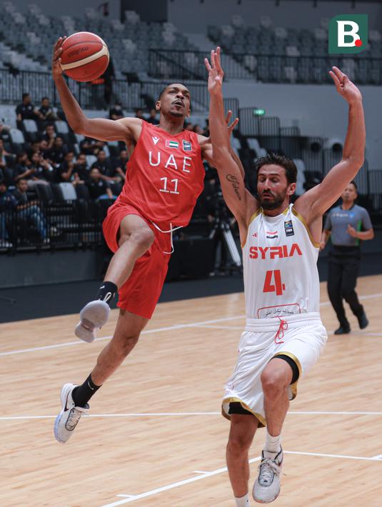 Pemain Timnas Basket Uni Emirat Arab, Rashed Naser Alzaabi (kiri) berusaha memasukkan bola ke ring dibayangi pemain Timnas Basket Suriah, Nadim Issa pada laga hari pertama Indonesia International Basketball Invitational 2023 melawan Suriah di Indonesia Arena, Senayan, Jakarta, Rabu (02/08/2023). Laga dimenangankan oleh UEA dengan skor 63-61. (Bola.com/Bagaskara Lazuardi)