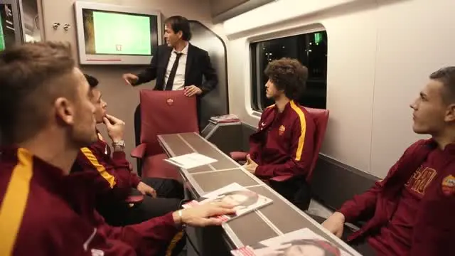 Gaya jenaka Francesco Totti saat memimpin briefing rekan setimnya AS Roma di kereta api yang sedang berjalan. 