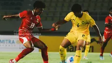 Aksi pemain Timnas Indonesia U-17 pada laga uji coba melawan Malaysia U-17 di Stadion Manahan, Sabtu (4/7) malam WIB - @TimnasIndonesia
