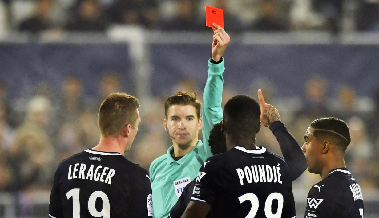 Beberapa keputusan kontroversialnya saat memimpin laga-laga di Eropa pun pernah dibuatnya, seperti saat mengeluarkan empat kartu merah untuk pemain Saint-Etienne di Ligue 2 saat menghadapi Le Havre pada 20 Agustus 2022. (AFP/Nicolas Tucat)
