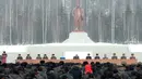 Pemimpin Korea Utara Kim Jong-un (tengah) menghadiri upacara peresmian Kota Samjiyon di Korea Utara, Senin (2/12/2019). Kota Samjiyon dianggap sebagai utopis sosialis. (STR/AFP/KCNA MELALUI KNS)