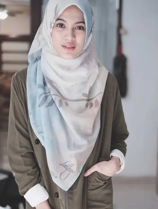 Sama halnya dengan yang satu ini. Paduan busana polos dan hijab bermotif ini manis banget melekat di tubuh Alyssa. Pantas Dude Harlino semakin hari semakin mencintainya. (Instagram/ichasoebandono)