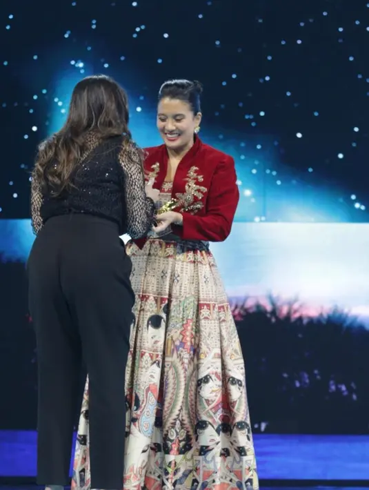 Marcella Zalianty hadir mengenakan dress dengan gambar wayang, dipadukan blazer crop top velvet merah. [@dillonvaldi86]