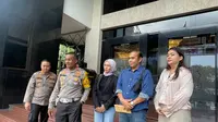 Keluarga Mahasiswa Universitas Indonesia (UI), Hasya Muhammad Athallah Syaputra (HAS) menyambangi Mapolda Metro Jaya pada hari ini (10/2/2023). (Merdeka.com/Rahmat Baihaqi)