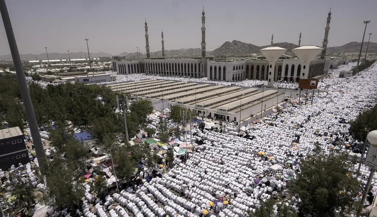 <p>Melaksanakan wukuf di Arafah adalah salah satu rukun haji. Wukuf berarti berhenti. (AP Photo/Amr Nabil)</p>