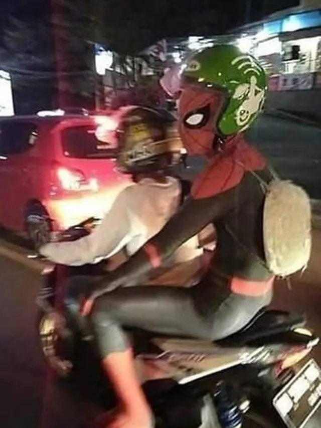 6 Busana Penumpang Ojek Online Ini Absurd Banget