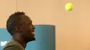 Usain Bolt bermain menyundul bola tenis saat berkunjung ke Prague, Bolt datang ke Republik Ceska guna mengikuti pertemuan Golden Spike di Ostrava,Republik Ceska.    (18/5/2016). (AFP/Michal Cizek)