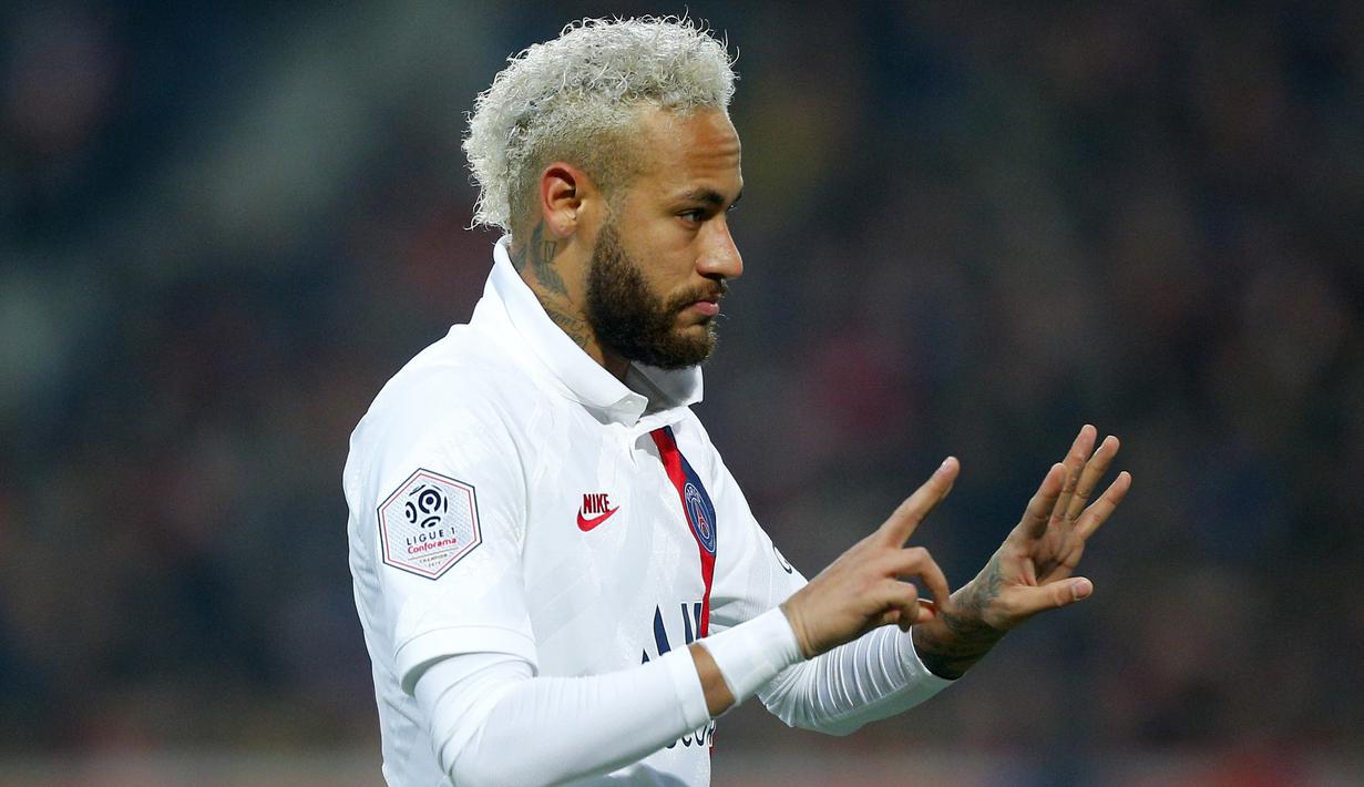Striker Paris Saint-Germain, Neymar, melakukan selebrasi dengan menunjukan angka 24 usai membobol gawang Lille pada laga Liga 1 Prancis di Stadion Metropole, Minggu (26/1/2020). Neymar persembahkan dua gol nya untuk legenda NBA Kobe Bryant. (AP/Michel Spingler)