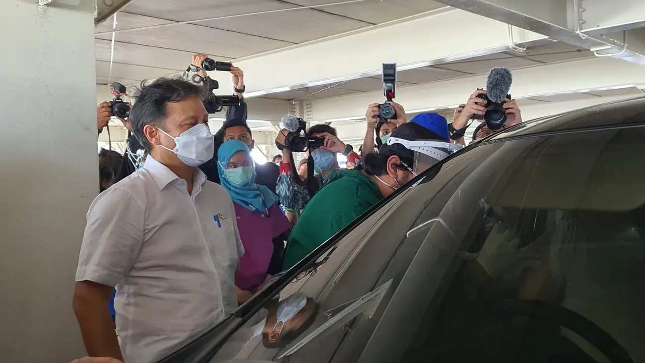 Menkes Budi Tinjau Vaksinasi Covid-19 di RSUI Depok