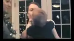 Seorang bayi lelaki menunjukkan tanda-tanda cemburu ketika melihat ayah dan ibunya berciuman.
