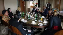 Wapres Republik Seychelles Mr Vincent Meriton (ketiga kanan) berbicara saat jamuan pagi di Hotel Mulia, Jakarta, Rabu (8/3). Negara Republik Seychelles ingin mengadakan kerjasama di bidang pariwisata dengan Indonesia. (Liputan6.com/Johan Tallo)