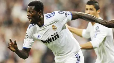 Kegembiraan striker Real Madrid Emmanuel Adebayor seusai menjebol gawang Tottenham Hotspur di leg pertama perempat final Liga Champions di Santiago Bernabeu, 5 April 2011. Madrid unggul 4-0. AFP PHOTO / JAVIER SORIANO