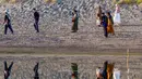 Umat Muslim tiba untuk melaksanakan salat Idul Fitri 1447 Hijriah yang juga menandai berakhirnya bulan suci Ramadan, di Pantai Parangkusumo, Bantul, Yogyakarta pada Jumat 20 Maret 2026. (DEVI RAHMAN/AFP)
