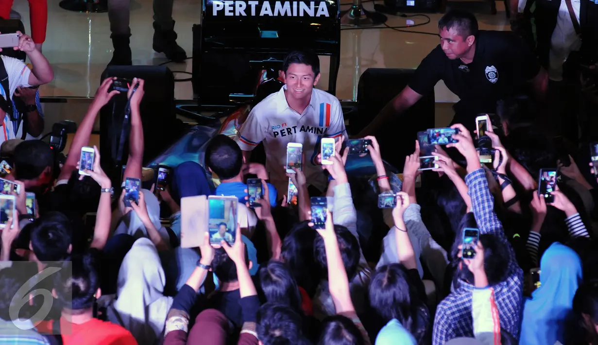 Pembalap F1 Indonesia, Rio Haryanto berpose di depan ratusan penggemarnya saat Meet and Great di Mall Kota Kasablanka, Jakarta, Kamis (7/4/2016). Rio, pembalap Indonesia pertama yang turun di ajang balap Formula 1. (Liputan6.com/Helmi Fithriansyah)