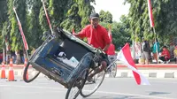 Tukang becak purbalingga memamerkan ketangkasannya mengemudikan becak pada lomba ketangkasan becak Purbalingga 2017. (Foto: Liputan6.com/Dinkominfo PBG/Muhamad Ridlo).