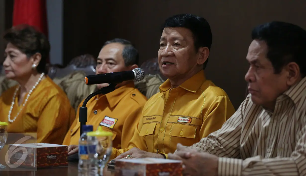Pelaksana harian Ketua Umum DPP Partai Hanura Chaeruddin Ismail (kedua kanan) memastikan Wiranto masih tercatat sebagai ketua umum non-aktif Partai Hanura saat konferensi pers, Jakarta, Kamis (10/11). (Liputan6.com/Johan Tallo)