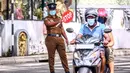 Seorang polisi bertugas di sebuah pos pemeriksaan di Wallampitiya, Kolombo, Sri Lanka, 25 Oktober 2020. Total kasus COVID-19 di Sri Lanka pada Minggu (25/10) bertambah menjadi 7.872 setelah 351 pasien baru terdeteksi. (Xinhua/Ajith Perera)
