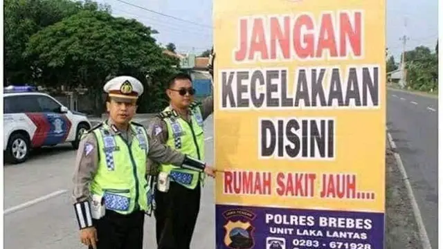 Cara Polisi Ingatkan Warga Agar Tertib Lalu Lintas Ini Kocak