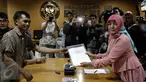 Aktivis Koalisi Selamatkan BPK menyerahkan laporan di gedung BPK RI, Jakarta, Selasa (26/4). Laporan tersebut mengenai dugaan pelanggaran kode etik oleh Ketua BPK RI Harry Azhar Aziz terkait skandal Panama Papers. (Liputan6.com/Johan Tallo)