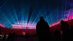 Pengunjung menyaksikan dinding gerbang utama Wu Men Kota Terlarang atau Forbidden City  yang diterangi pertunjukan cahaya selama perayaan Festival Lentera di Beijing, Selasa (19/2). Festival itu menandai berakhirnya liburan Tahun Baru Imlek (AP/Andy Wong)