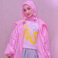 Wanita 23 tahun ini punya gaya outfit yang colorfull. Dengan penampilannya yang dominan warna pink, penampilan gadis kelahiran Jakarta ini pun terlihat ceria ya! (Liputan6.com/IG/@fatin30)