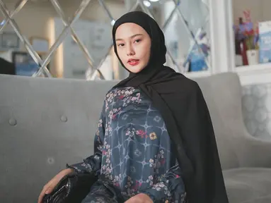 Dara Arafah belakangan ini selalu konsisten memakai hijab. Gaya penampilannya pakai hijab ini sukses membuat selebgram hits ini kian cantik. Hijab hitam menyempurnakan penampilan Dara Arafah yang dipuji netizen semakin memesona. (Liputan6.com/IG/@daraarafah)