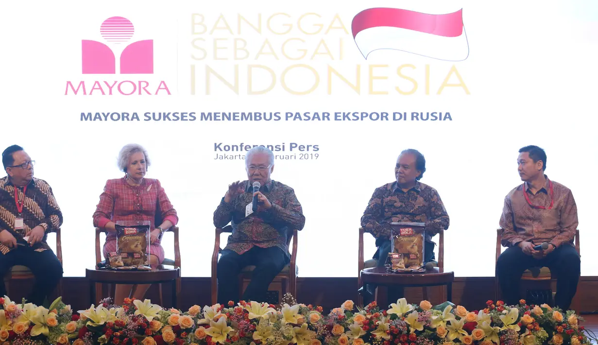Menteri Perdagangan RI Enggartiasto Lukita (tengah) saat memberikan penjelasan kepada media di Jakarta, Rabu (6/2). Pada 2018, Mayora tercatat telah mengekspor 1.000 kontainer Torabika Cappuccino. (Liputan6.com/Angga Yuniar)