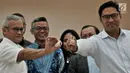 Direktur Program TKN Jokowi-Ma'ruf Amin, Aria Bima dan Direktur Eksekutif BPN Prabowo-Sandi, Sudaryono menunjukkan bola saat pengundian zona kampanye rapat umum untuk peserta Pemilu 2019 di Kantor KPU RI, Jakarta, Rabu (6/3). (merdeka.com/Iqbal S Nugroho)