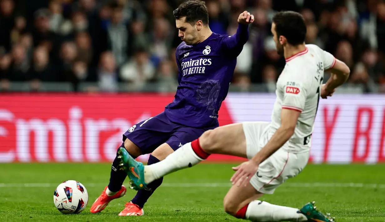 Memulai pertandingan, Real Madrid langsung mengambil inisiatif menyerang. (AP Photo/M. Gracia Jimenez)
