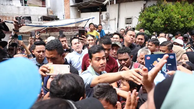 Calon wakil presiden (Cawapres) nomor urut 2, Gibran Rakabuming Raka saat menyambangi daerah Warakas, Jakarta Utara, Selasa (16/1/2024).
