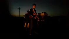 Seorang polisi bersenjata melakukan pengamanan di dekat lokasi ledakan yang mengguncang Ibu Kota Kabul, Afghanistan, Senin (1/8). Ledakan yang disebabkan oleh sebuah bom truk itu memutus arus listrik di seluruh ibu kota. (REUTERS/Mohammad Ismail)