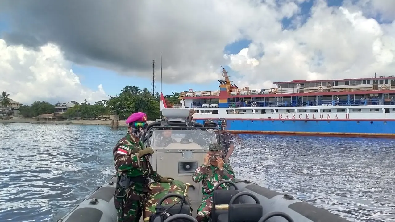 Tim laut menggunakan sea rider untuk mengamankan pelaku perjalanan yang terindikasi tidak mematuhi peraturan dan prosedur.