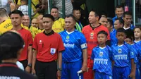 I Made Wirawan (baju oranye) tampil saat Persib&nbsp;All Stars bersua Borussia Dortmund Legend pada laga uji coba di Stadion Siliwangi, Kota Bandung, Minggu (10/9/2023) sore WIB. Dalam duel itu, Persib menyerah 0-4 dari Dortmund Legend. (Bola.com/Erwin Snaz)