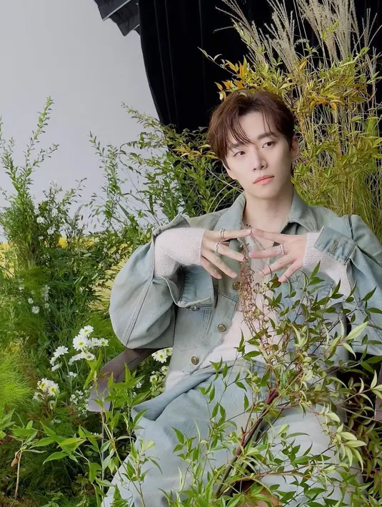 Atau tambahkan beberapa cincin di jari-jarimu juga bisa elevating penampilanmu secara keseluruhan, seperti yang dilakukan Lee Jun Ho di sini. [Foto: Instagram/le2jh]