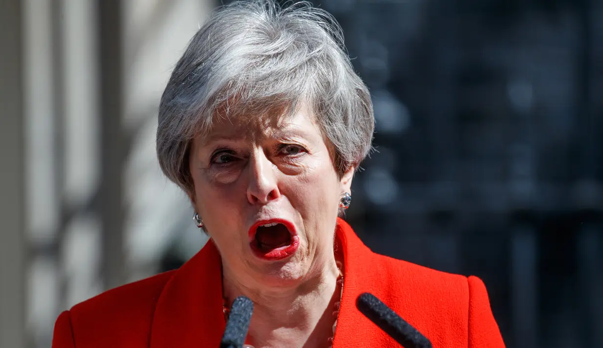 Perdana Menteri Inggris Theresa May mengumumkan pengunduran dirinya di pusat kota London, Jumat (24/5/2019). Theresa May banyak dikritik karena gagal mengeluarkan Inggris dari Uni Eropa. (AFP Photo/Tolga Akmen)